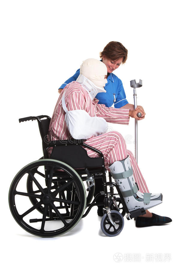 轮椅包扎手和x光照片绷带手臂上有石膏的病人胳膊断了的女人残疾人