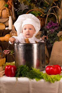 一个戴厨师帽的婴儿在一个烹饪锅里