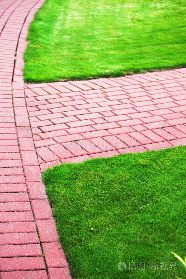 带草的花园石路砖砌人行道