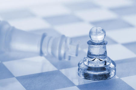 玻璃象棋。 典当胜过国王的胜利