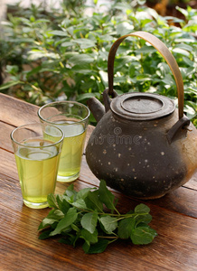 日本茶壶和绿茶