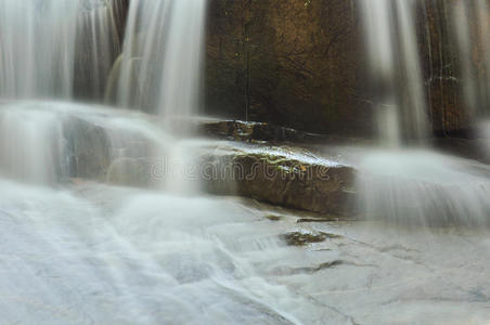天然岩石上美丽的瀑布图片