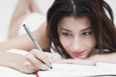梦中的女人在笔记本上写字