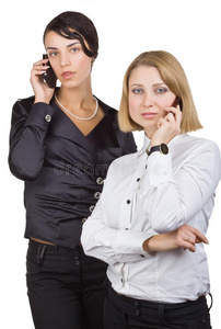 两个女商人在打手机