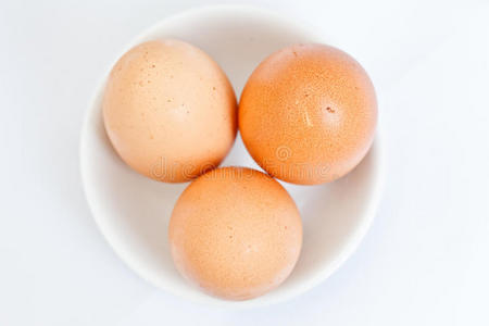 小白碟里有三个鸡蛋