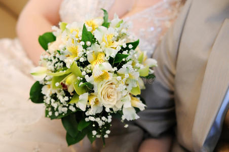 新娘手持美丽的黄色结婚花束