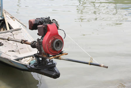 传统渔船的发动机特写镜头照片