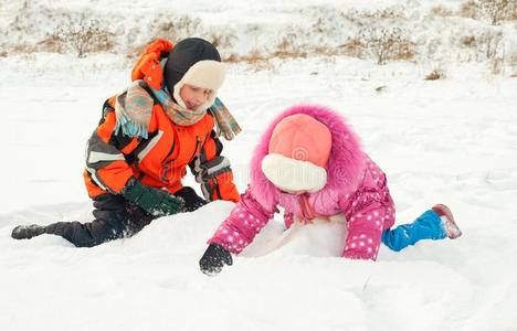 在雪地上玩耍的男孩和女孩