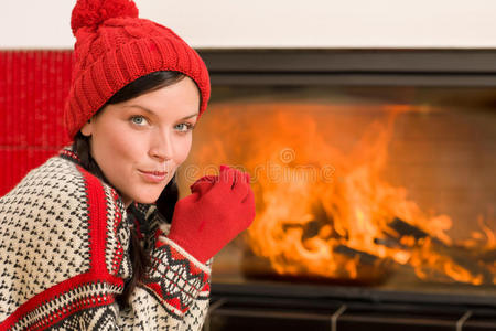 壁炉取暖快乐女人冬季回家图片