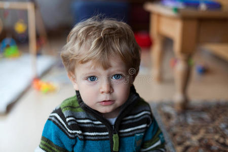 蓝眼睛金发的可爱男婴