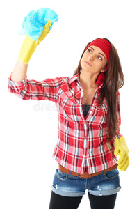 穿红色衬衫的年轻女清洁工，与世隔绝