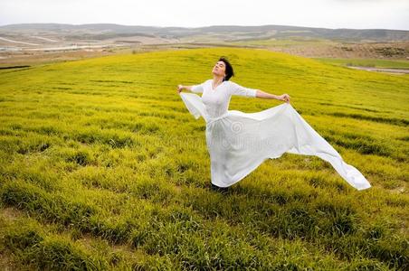 在草地上穿婚纱的女人图片