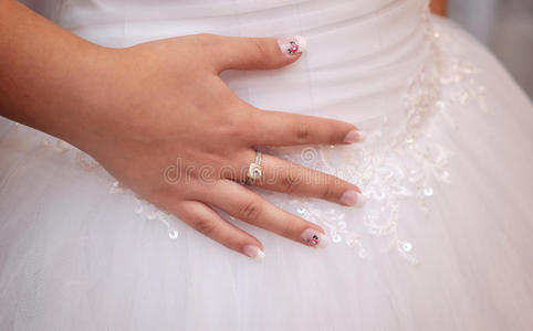 带戒指的新娘手