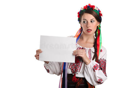穿民族服装的妇女展示一张纸