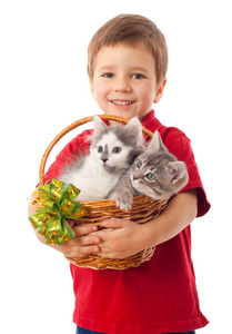 篮子里有两只小猫的小男孩
