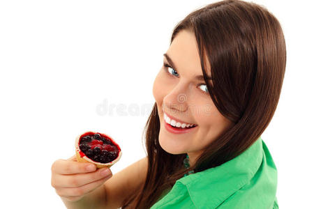 少男少女吃白色隔离的浆果蛋糕图片
