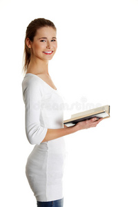 漂亮的女青年拿着一本书。