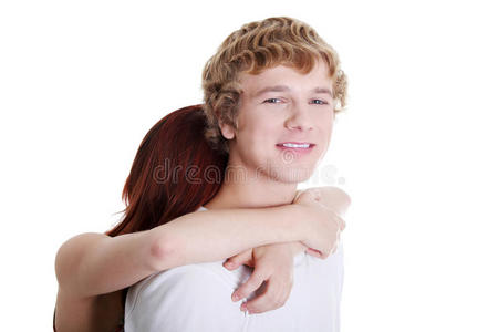 年轻夫妇拥抱。