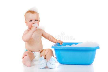 蓝色盆和两个婴儿图片