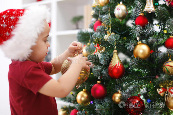 装饰圣诞树的小男孩
