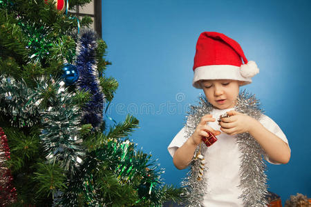 穿圣诞老人衣服带礼物的男孩图片