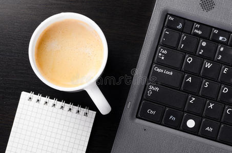 带咖啡的笔记本电脑