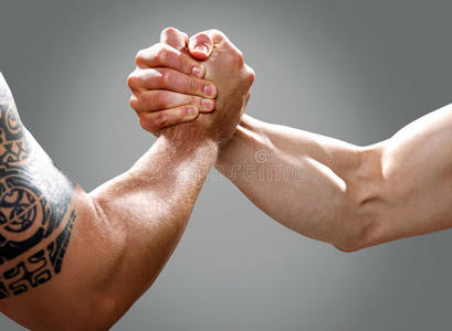 两个肌肉发达的男性达成协议