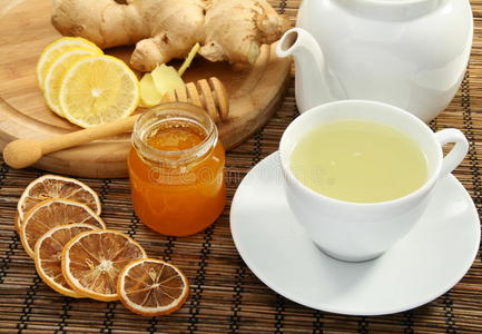 加蜂蜜和柠檬的姜茶。