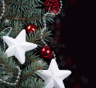 冷杉枝和圣诞装饰品
