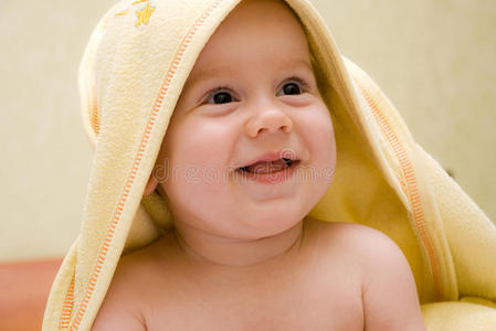 带着毛巾的快乐微笑的宝宝