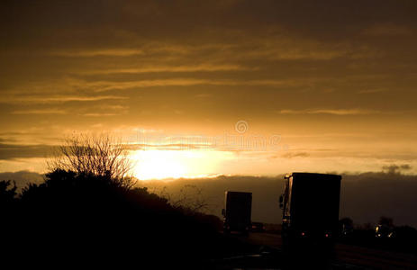 日落时公路上的卡车