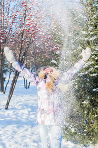 冬天的女人玩雪