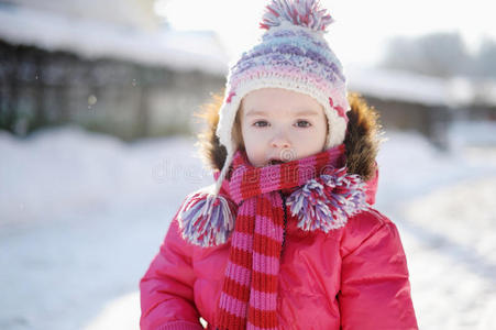 小女孩在冬天玩得很开心