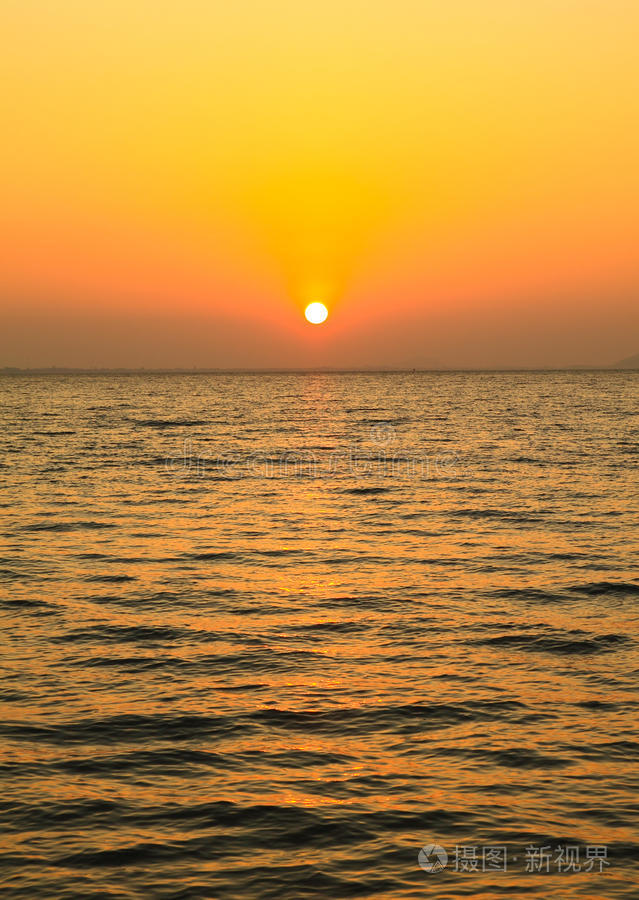 缤纷的黎明海上日出,天空微光海边日出海洋日落和椅子水上汽车海边