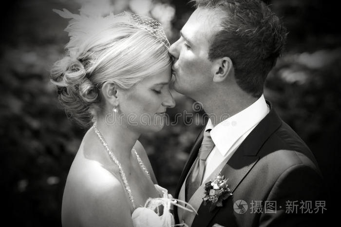 下载小样发票合同问题/举报婚礼当天的迷人情侣幸福的新婚夫妇婚礼上