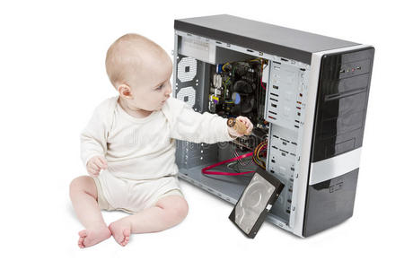 在开放式计算机上工作的幼儿
