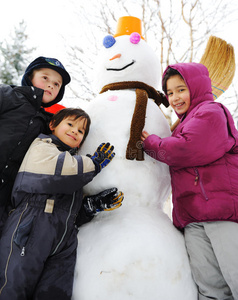 雪人雪地上的孩子们