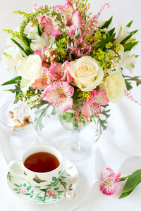 鲜花和一杯茶
