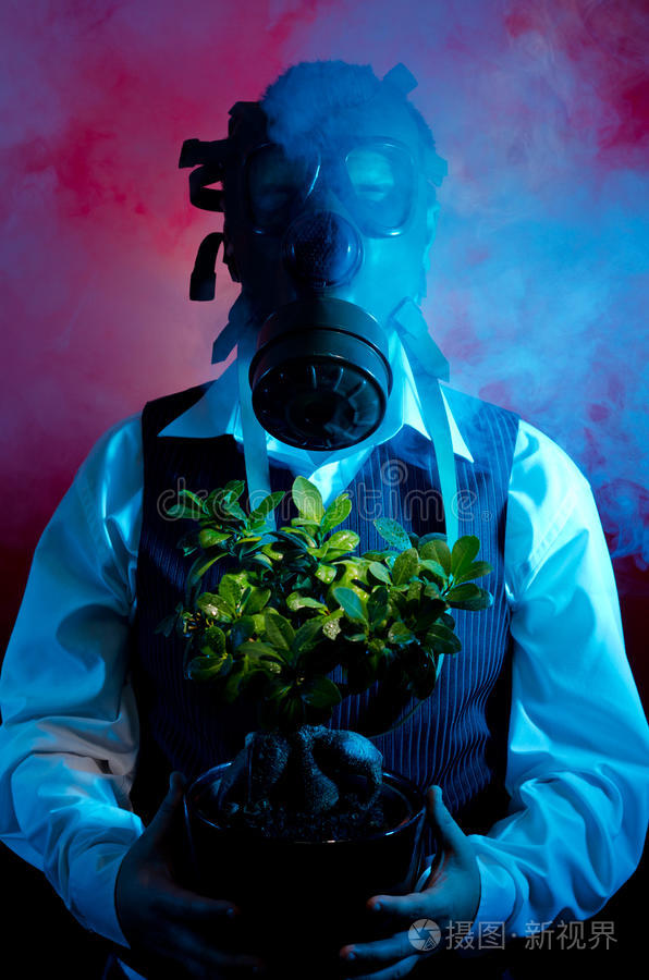 戴防毒面具的人