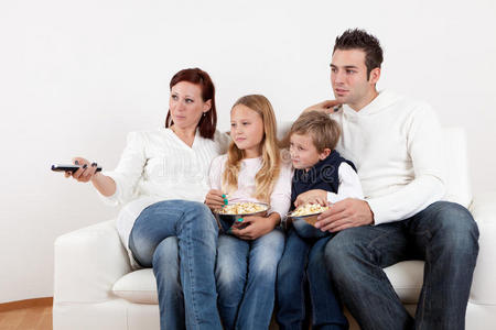 一家人在家看电视