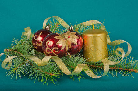 用蜡烛和云杉做的圣诞装饰品