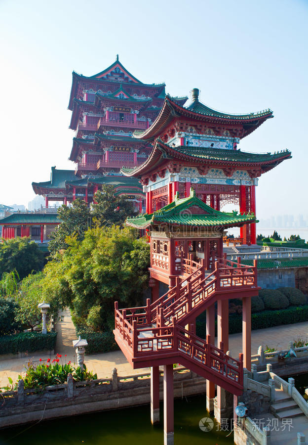 上的佛教寺庙宝塔两座宝塔典型中国传统建筑特写韩国友谊钟塔两座宝塔
