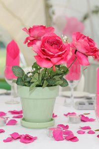 粉红色的玫瑰装饰桌子。