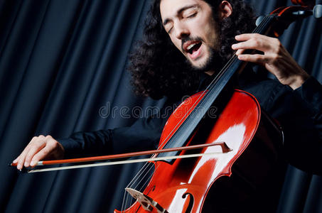 演奏中的大提琴手