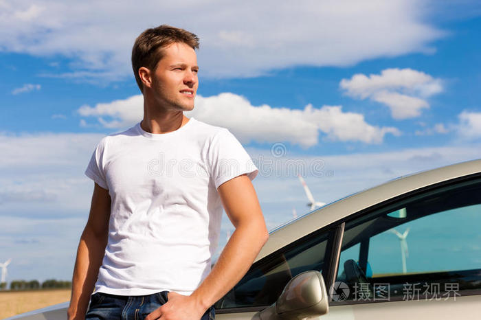 靠在车上的人照片-正版商用图片0kydwd-摄图新视界