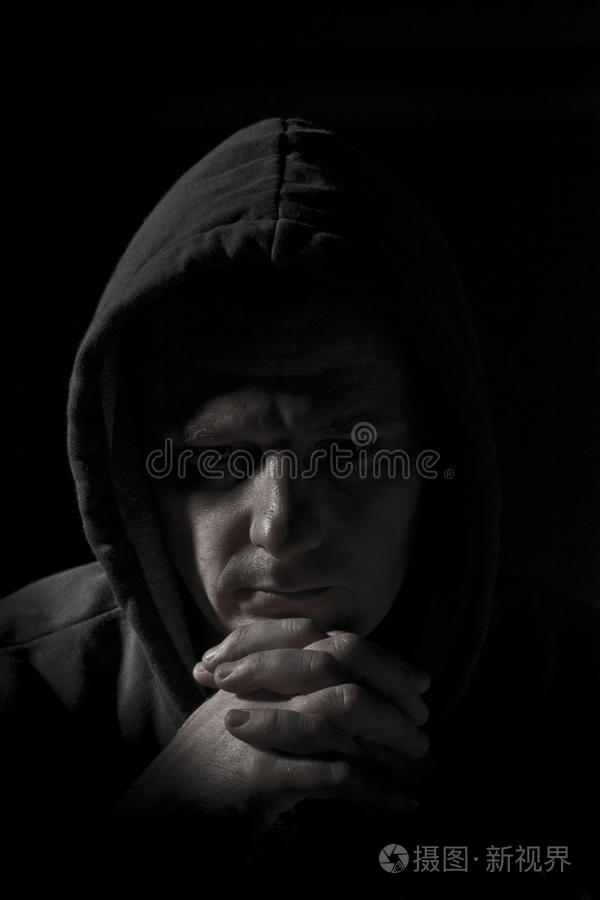 下载小样发票合同问题/举报痛苦的人在窗前沉思阴影中的人的脸一个人