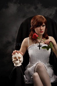 有头骨和玫瑰的年轻女巫
