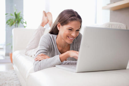 沙发上的女人在网上聊天