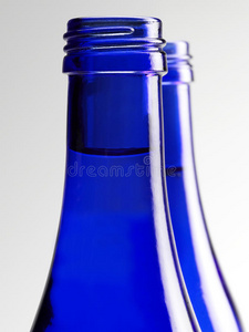 蓝色玻璃瓶汽水图片