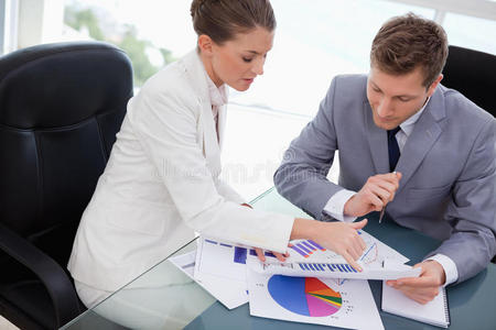 业务团队分析市场调研结果图片